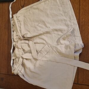 Paperbag shorts beige high-waist
